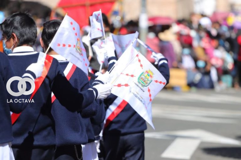 Estudiantes participando del desfile escolar en Chuquisaca. Imagen referencial