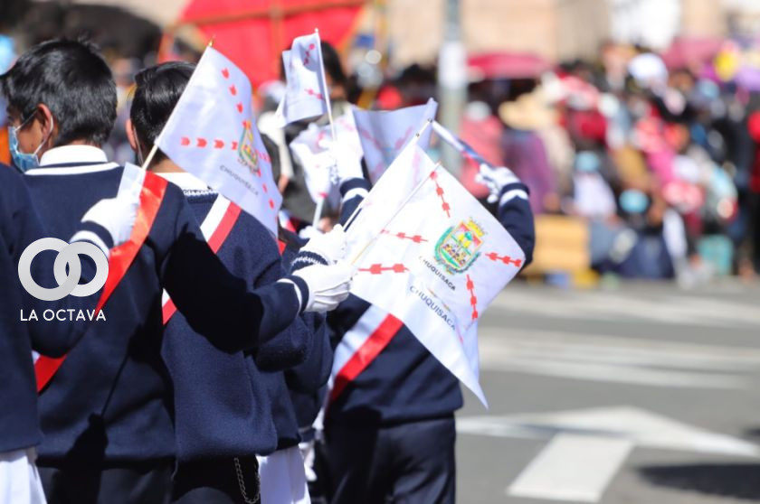 Estudiantes participando del desfile escolar en Chuquisaca. Imagen referencial
