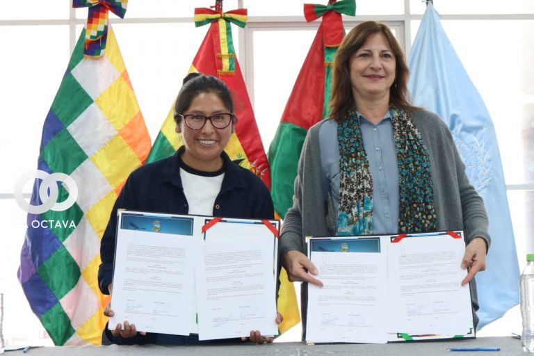 Eva Copa y Susana Sotoli, firmando el convenio entre la Alcaldía de El Alto y la SNU