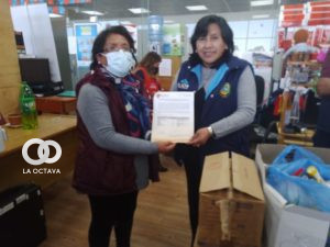 Gregoria Apaza, dona insumos de bioseguridad