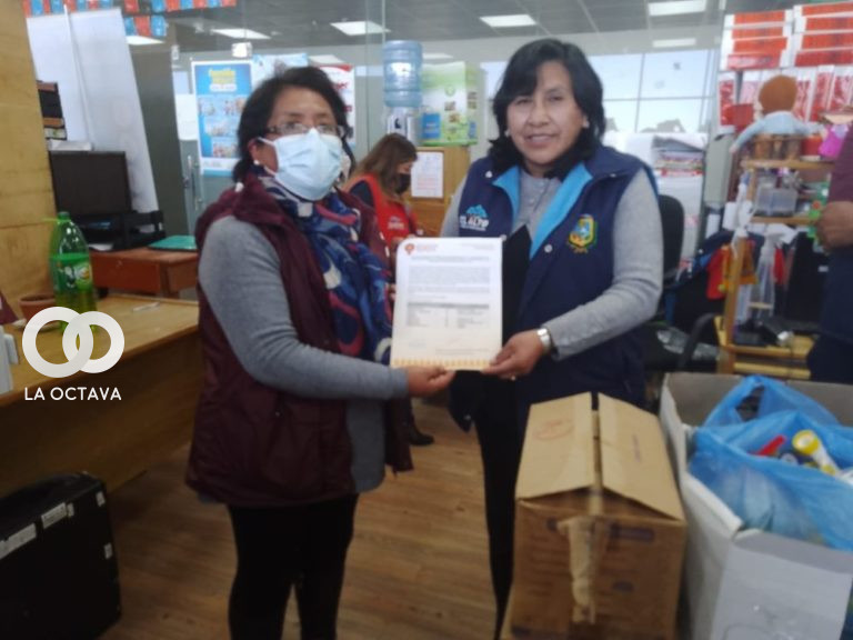 Gregoria Apaza, dona insumos de bioseguridad