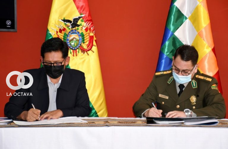 Ministro de Educación y el Comandante General de la Policía Boliviana