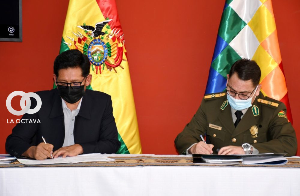 Ministro de Educación y el Comandante General de la Policía Boliviana