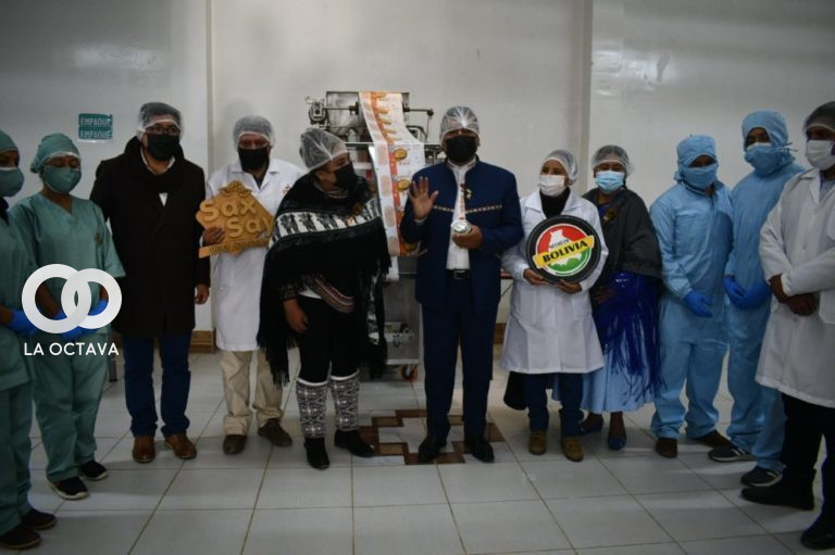 Autoridades presentes en la reapertura de la procesadora de alimentos SAXSAY