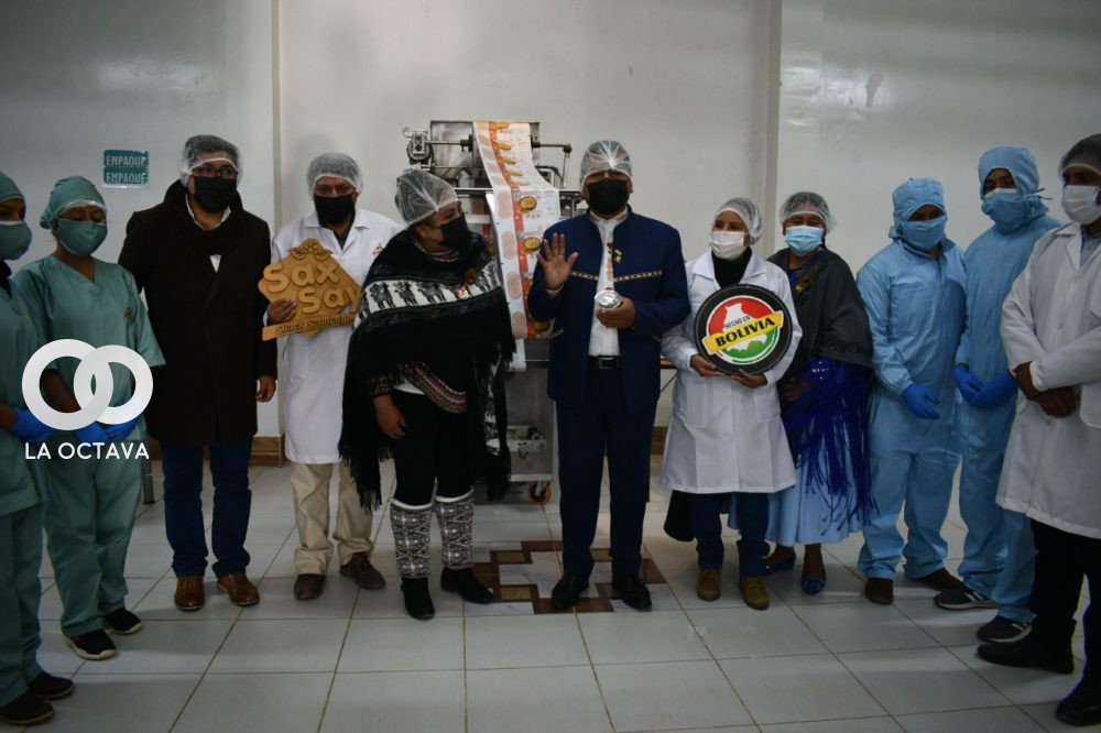 Autoridades presentes en la reapertura de la procesadora de alimentos SAXSAY