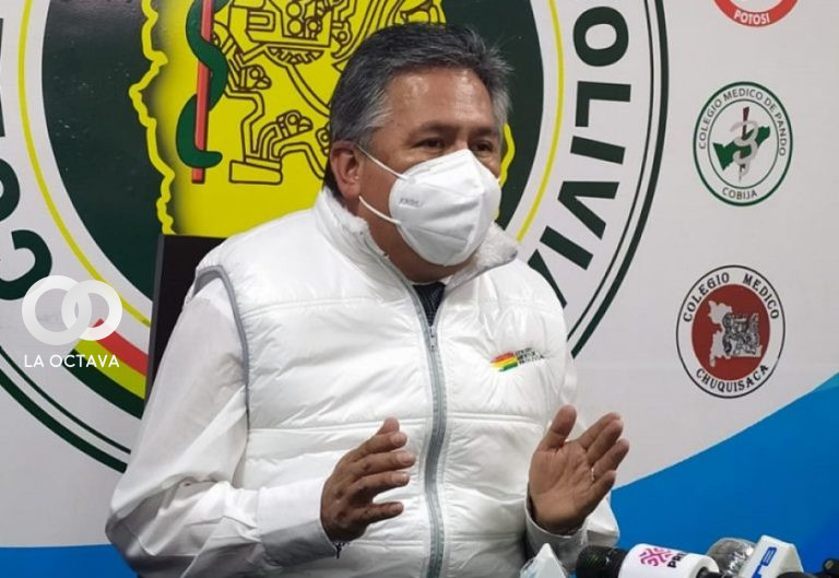 Luis Larrea, Presidente del Colegio Médico, en conferencia de prensa