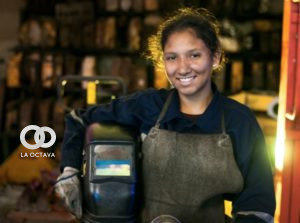 Madre boliviana en su fuente laboral