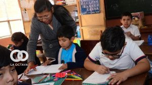 Maestra dando clases en una unidad educativa