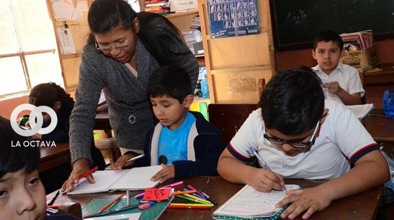 Maestra dando clases en una unidad educativa