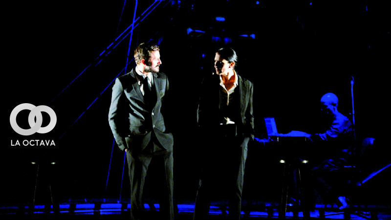Marcos Vecín y Patricia García, con Óscar Kellemberger de fondo, en un momento del recital poético que dio inicio al festival.