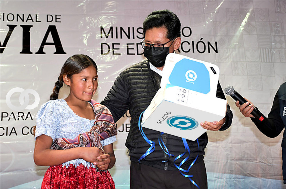 Ministro de Educación entrega premios a niños ganadores