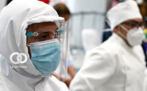 Personal de Salud con trajes de bioseguridad. Imagen de Referencia