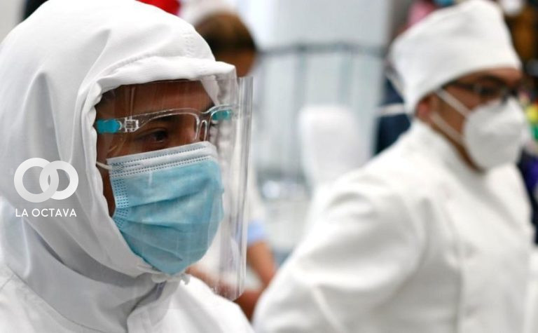 Personal de Salud con trajes de bioseguridad. Imagen de Referencia