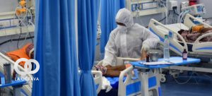 Una enfermera atiende a una persona ingresada en unidad de cuidados intensivos