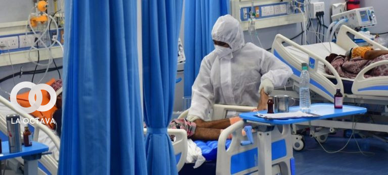 Una enfermera atiende a una persona ingresada en unidad de cuidados intensivos
