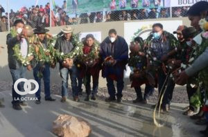 Autoridades del Estado Plurinacional de Bolivia, realizan la entrega del Alcantarillado Mollo Punku en Yamparáez,