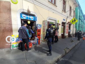 Funcionarios de Intendencia Municipal, intervienen tiendas en la Calle Campero