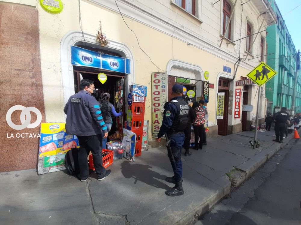 Funcionarios de Intendencia Municipal, intervienen tiendas en la Calle Campero