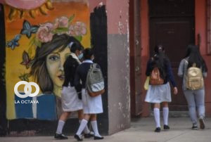 Estudiantes ingresando a su unidad educativa