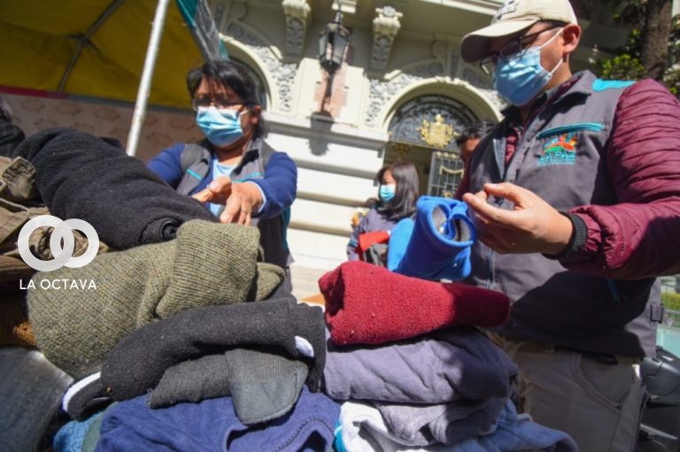 Recolección de ropa en la ciudad paceña.