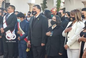 autoridades departamentales y del TSE participan del desfile cívico en Chuquisaca