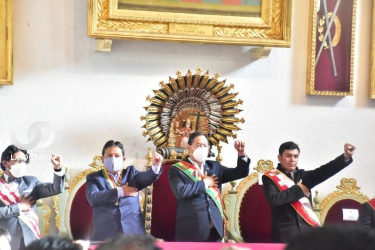 Autoridades presentes en el acto de homenaje a Chuquisaca.
