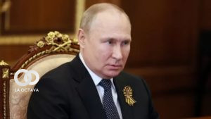 Este miércoles (11/May) la Inteligencia Estadounidense indicó que Vladimir Putin, Presidente se está preparando para una guerra larga en Ucrania y ni siquiera una hipotética victoria en la parte oriental sería suficiente para poner fin al conflicto. Avril Haines, directora de inteligencia nacional declaró el pasado martes (10/May) en una audiencia del comité del Senado de EE.UU. que Putin aún tenía intención de "lograr objetivos más allá del Dombás", pero que "se enfrenta a un desajuste entre sus ambiciones y las actuales capacidades militares convencionales de Rusia". Moscú recondujo los esfuerzos de sus tropas a la región del Dombás después de que Ucrania rechazara los intentos de invadir Kiev capital de Ucrania.