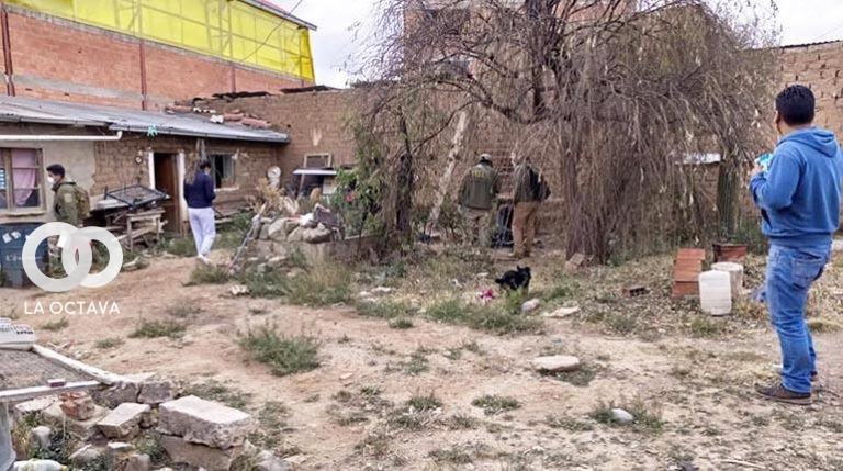 Policía Boliviana, investiga en la casa de la víctima