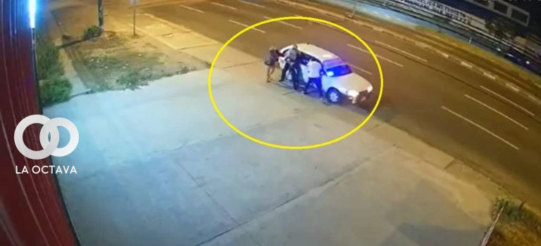 Agreden a una mujer fuera de un taxi