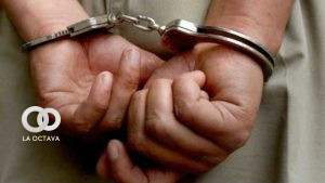 Aprehenden a dos policías por extorcionar a un colombiano