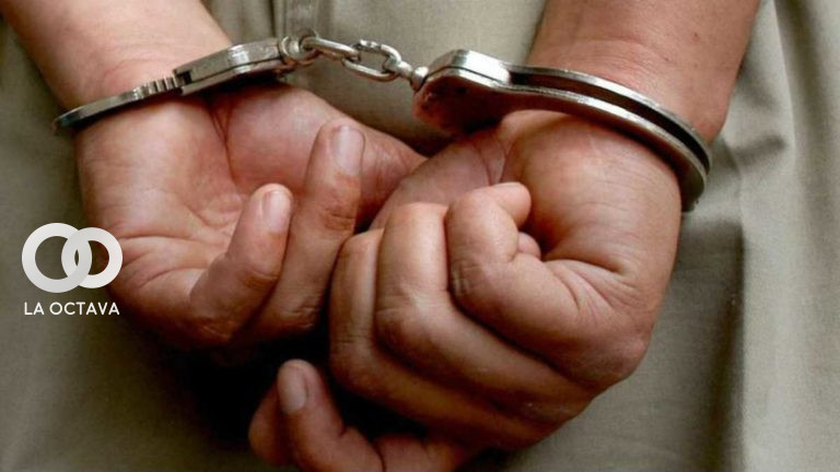 Aprehenden a dos policías por extorcionar a un colombiano