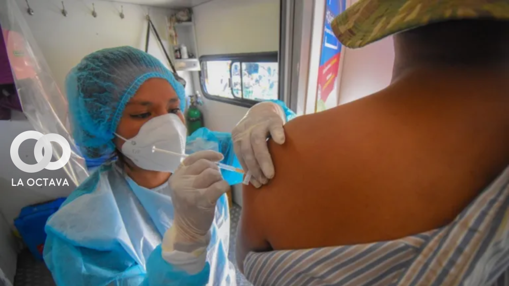 Ciudadano recibiendo la vacuna contra la Covid-19
