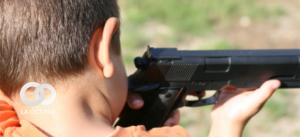 Menor manipula un arma de fuego 