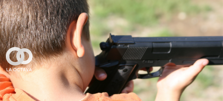 Menor manipula un arma de fuego