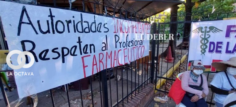 Trabajadores farmacéuticos mantienen el cerco al edificio de la Gobernación de Santa Cruz