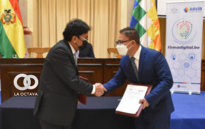 Firma de convenio en la casa grande del pueblo
