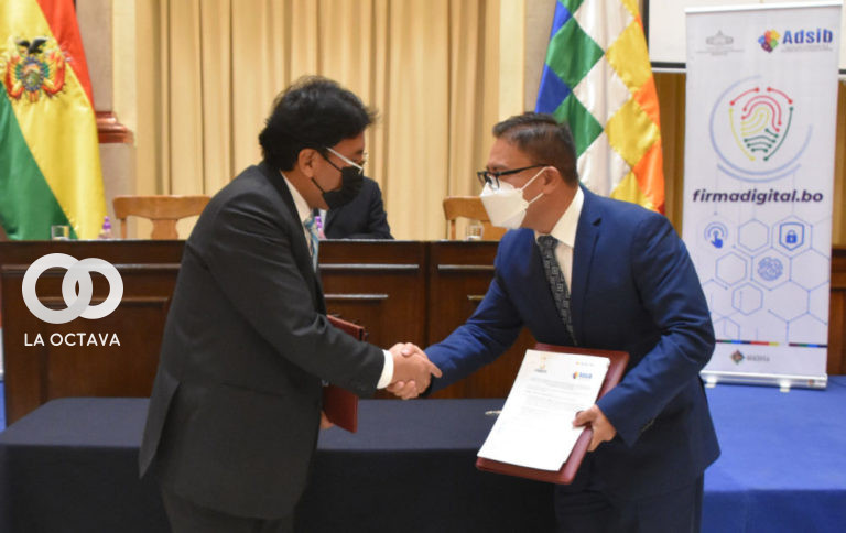 Firma de convenio en la casa grande del pueblo