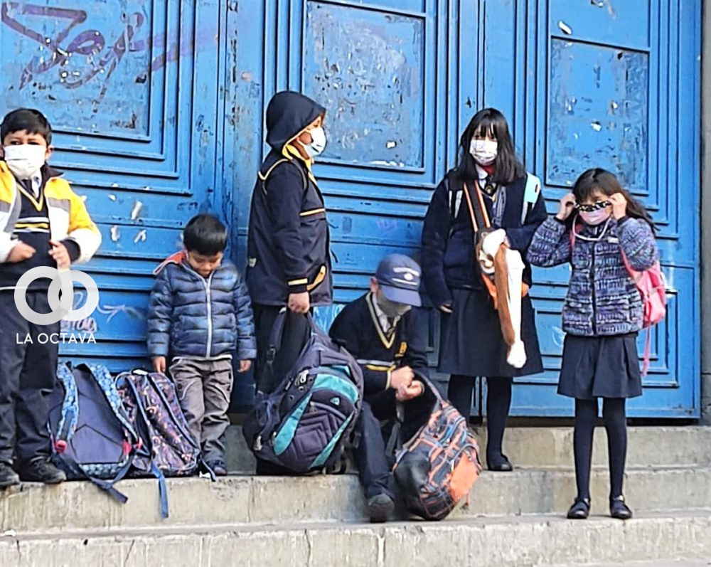 Niños de Primaria, esperando en la calle que los dejen ingresar