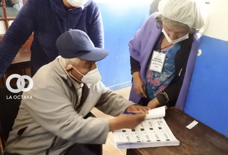 Personal se apersonan a emitir sus votos