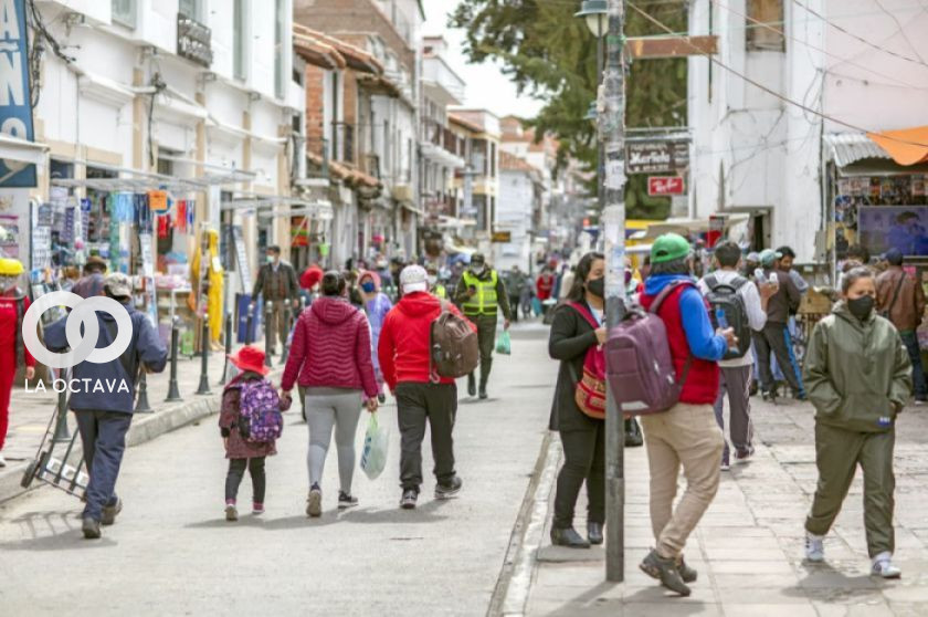 Personas caminan por una céntrica calle de la ciudad de Sucre