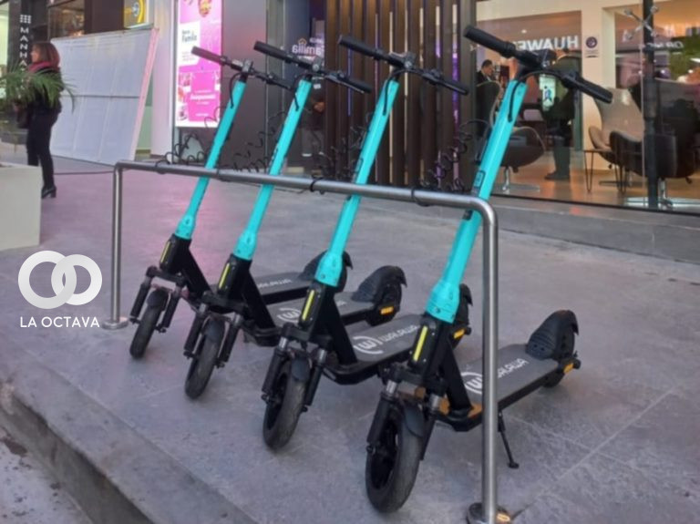 Transporte scooter de dos ruedas eléctrico