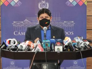 Ronaldo Cuellar presenta un documento supuestamente falso