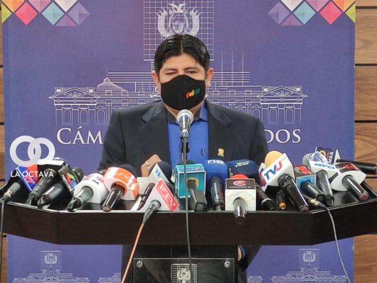 Ronaldo Cuellar presenta un documento supuestamente falso