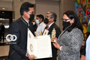 Reconocimiento a maestros con estatuillas de Avelino Señani