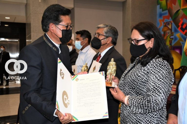 Reconocimiento a maestros con estatuillas de Avelino Señani