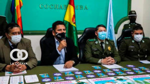 Pedro Gutiérrez Vidaurre, alcalde de Sacaba junto a Efectivos de la Policía Boliviana