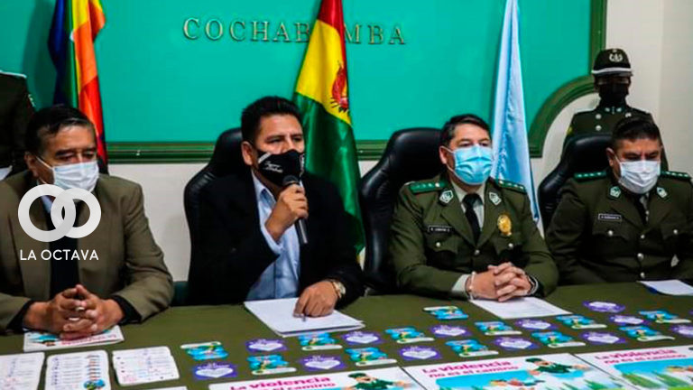 Pedro Gutiérrez Vidaurre, alcalde de Sacaba junto a Efectivos de la Policía Boliviana
