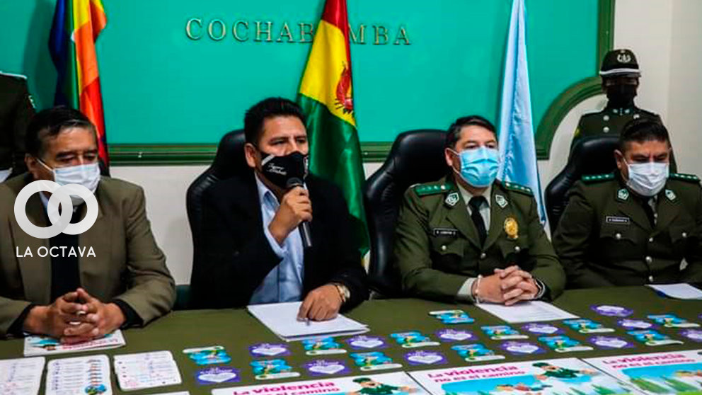 Pedro Gutiérrez Vidaurre, alcalde de Sacaba junto a Efectivos de la Policía Boliviana