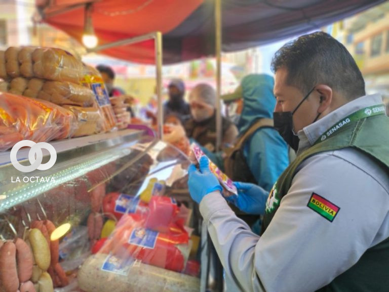 Funcionario del Servicio Nacional de Sanidad Agropecuaria e Inocuidad Alimentaria (SENASAG)