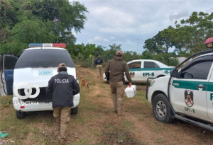 Policía Boliviana llega al lugar donde encontraron el cuerpo calcinado de un hombre